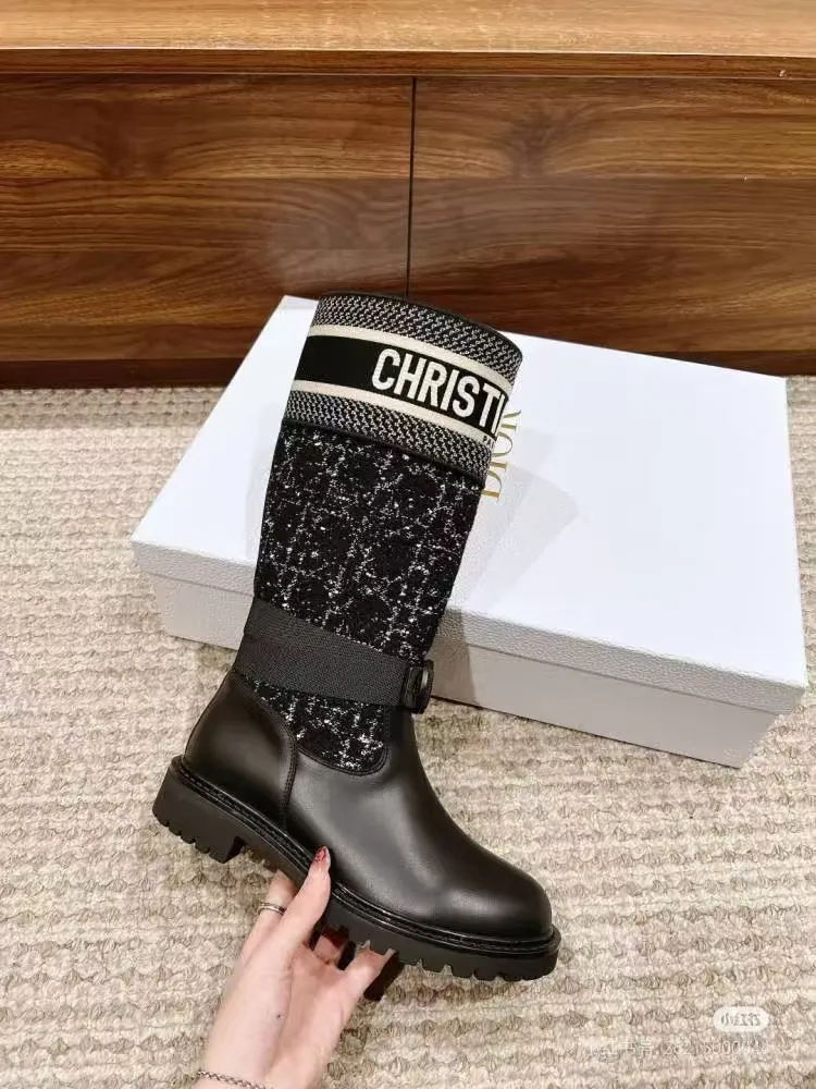 👟👟Ex-factory price 600👟👟, Dior embroidered graffiti boots, regardless of season or outfit, can be easily worn in various occasions. Putting on this pair of Dior embroidered boots is like stepping into a fashion universe full of art. This pair of boots was born in the 2013 autumn and winter series. It breaks the rules and does not follow the trend of pursuing gorgeousness. Instead, it tells the brand's dedication to quality with a low-key and deep luster. The square toe design abandons the sharp edge and adds a bit of mature and stable temperament. Whether it is paired with an elegant long skirt or a smart trousers, it can be easily controlled without any sense of violation.   The most eye-catching thing is the exquisite embroidery on the boots. Every stitch and thread is the hard work of craftsmen, and it is the perfect fusion of traditional craftsmanship and modern design. These embroideries are not simple decorations, but lively stories that slowly unfold on the uppers of the boots, giving these boots a unique soul. Wearing it, you are not only showing your fashion sense, but also demonstrating your ultimate pursuit of quality of life. Every step you take shows Dior's unique elegance and confidence.  Material: First-layer cowhide + sheepskin lining + rubber non-slip outsole Number of yards: 35-40 yards Color: black apricot